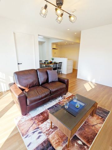 二面採光で明るく開放感のあるリビングが◎！一日を通して心地よい陽射しが降り注ぎますね。