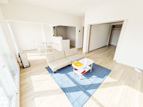 主要採光が南東向きで、朝から陽射しが心地よい13.5帖のLDK