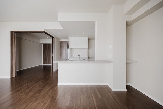 【キッチン】リビングから見るキッチンはとてもスッキリしています。スペースを有効活用した収納棚がダイニ