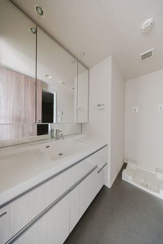 【洗面室】嬉しい三面鏡は収納力も兼ね備えています。