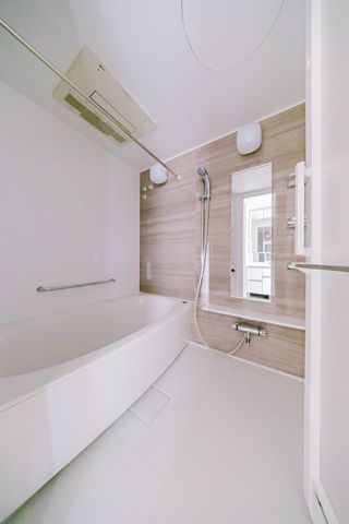 【バスルーム】浴室乾燥機がついているので、お天気に左右されずに洗濯物を乾かすことができます。