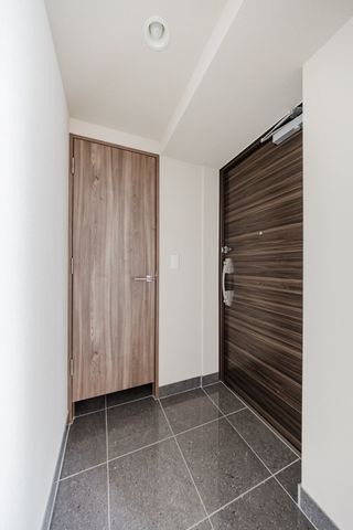 【玄関】玄関には人感センサー付き照明が設置されています。シューズインクローゼット付きで玄関回りがすっ