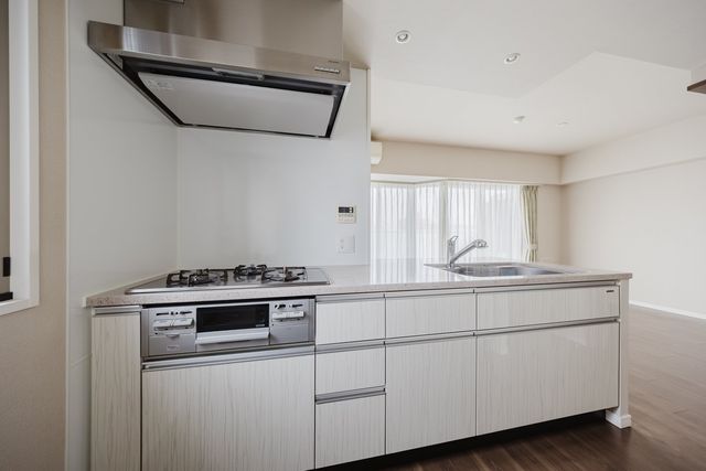 【キッチン】収納部分が豊富な対面式キッチン。大変綺麗にお使いです。