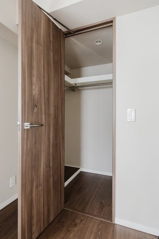 【収納】ウォークインクローゼットが付いています。季節の家具家電もしっかり収納！