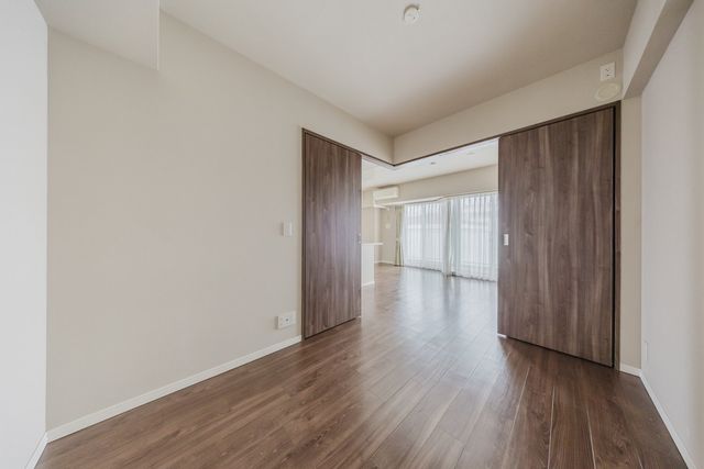 【洋室】リビング横の洋室。リビングと繋げて広くお使いいただけます。