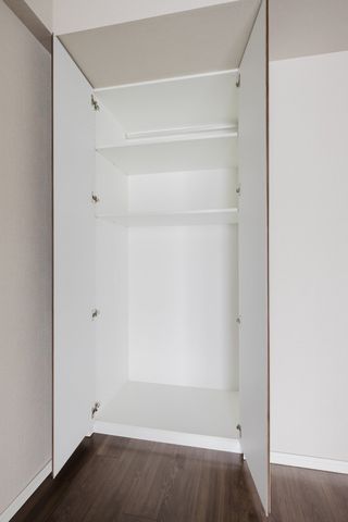 【収納】省スペースながらもハンガーパイプや収納棚もついています。