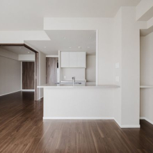 【キッチン】リビングから見るキッチンはとてもスッキリしています。スペースを有効活用した収納棚がダイニ