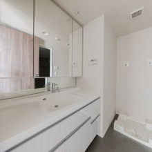 【洗面室】嬉しい三面鏡は収納力も兼ね備えています。