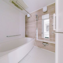 【バスルーム】浴室乾燥機がついているので、お天気に左右されずに洗濯物を乾かすことができます。