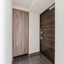 【玄関】玄関には人感センサー付き照明が設置されています。シューズインクローゼット付きで玄関回りがすっ