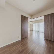 【洋室】リビング横の洋室。リビングと繋げて広くお使いいただけます。