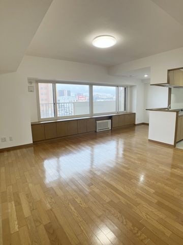 南東面に面したリLDKは17帖。それぞれのお部屋への動線も良く暮らしやすい空間ですね