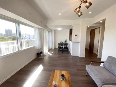 主要採光面が南向きで、陽射しが降り注ぐ約15.7帖のLDK。眺望も緑が多くてとても落ち着く空間です