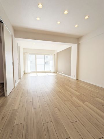 主要採光面が南向きで、陽射しが降り注ぐ約18.3帖のLDK。