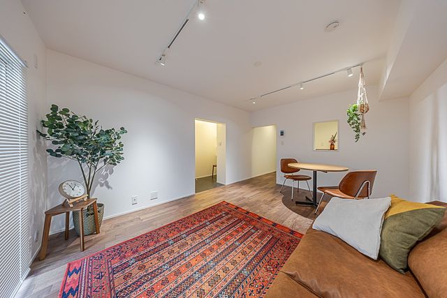 【リビングダイニング】約9.5帖街と家の気配がつながる心地よさが感じられる、陽当たりの良いリビングダイ