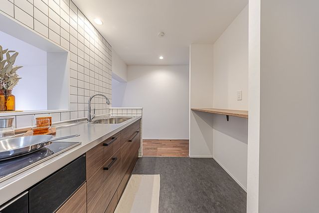 【キッチン】手元が隠れる高さのカウンターがあるのでリビングから見るキッチンはとてもスッキリしています