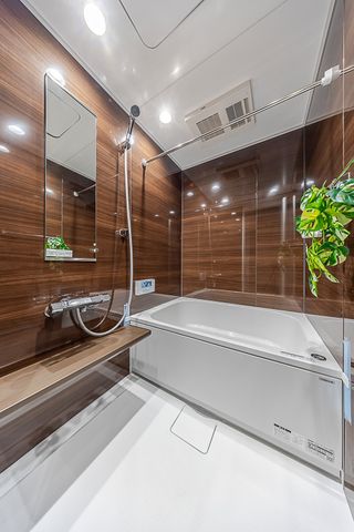 【バスルーム】浴室乾燥機がついているので、お天気に左右されずに洗濯物を乾かすことができます。※配置さ