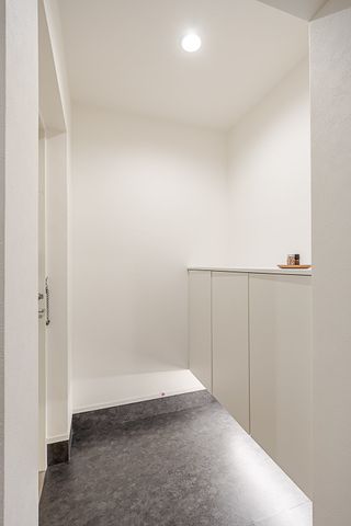 【玄関】足元を優しく照らすフットライトがあります。シューズボックス付きで玄関回りがすっきりと片付きま