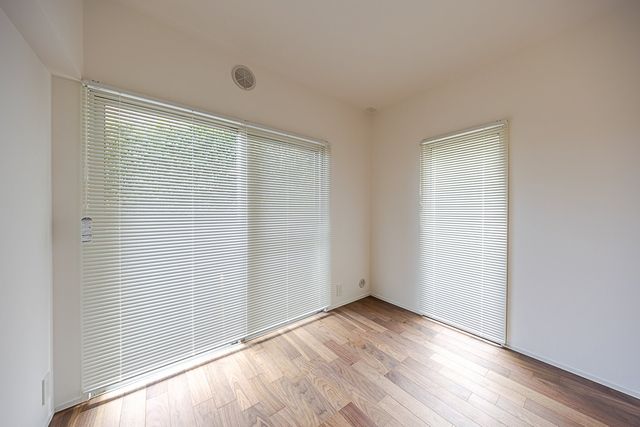 【洋室】明るい日差しがたっぷりと降り注ぎます。バルコニーに面した、明るいお部屋です。※配置されている