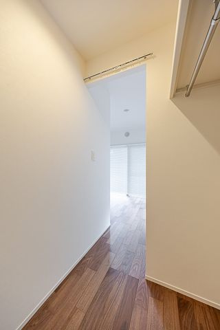 【収納】クローゼットの内側には、カーテンレールがついています。※配置されている家具類は、販売価格に含