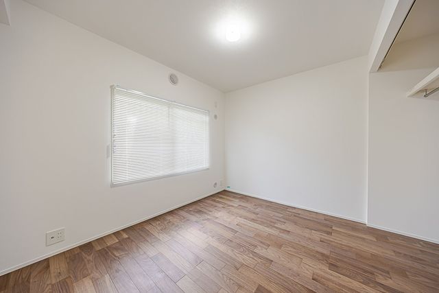 【洋室】玄関側の洋室※配置されている家具類は、販売価格に含まれません。