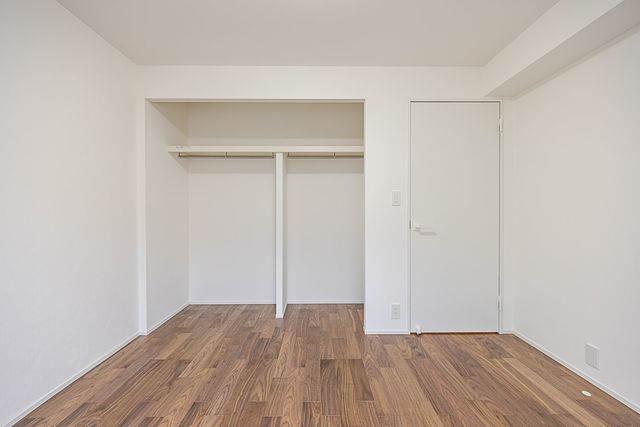 【収納】クローゼットの内側には、カーテンレールがついています。※配置されている家具類は、販売価格に含