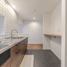 【キッチン】手元が隠れる高さのカウンターがあるのでリビングから見るキッチンはとてもスッキリしています