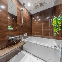 【バスルーム】浴室乾燥機がついているので、お天気に左右されずに洗濯物を乾かすことができます。※配置さ