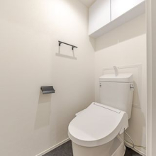 【トイレ】収納付き。細々としたものをすっきり収納！※配置されている家具類は、販売価格に含まれません。