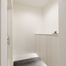 【玄関】足元を優しく照らすフットライトがあります。シューズボックス付きで玄関回りがすっきりと片付きま