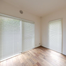 【洋室】明るい日差しがたっぷりと降り注ぎます。バルコニーに面した、明るいお部屋です。※配置されている