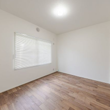 【洋室】玄関側の洋室※配置されている家具類は、販売価格に含まれません。