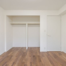 【収納】クローゼットの内側には、カーテンレールがついています。※配置されている家具類は、販売価格に含