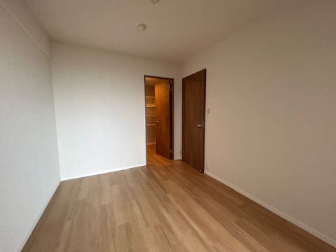 洋室約6帖、WICとつながっております。