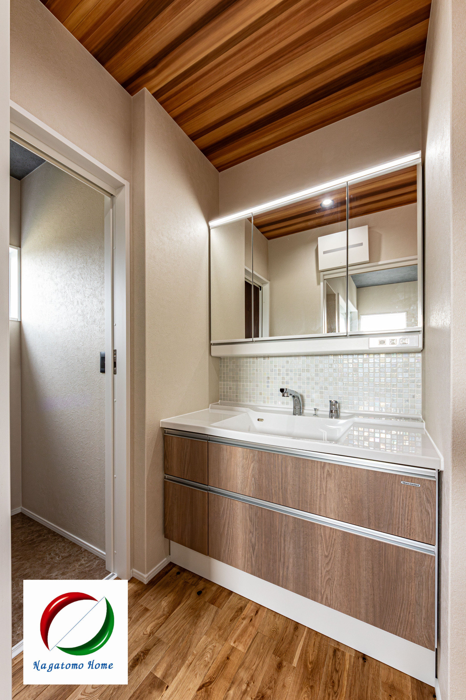 木の温もりを感じる洗面空間