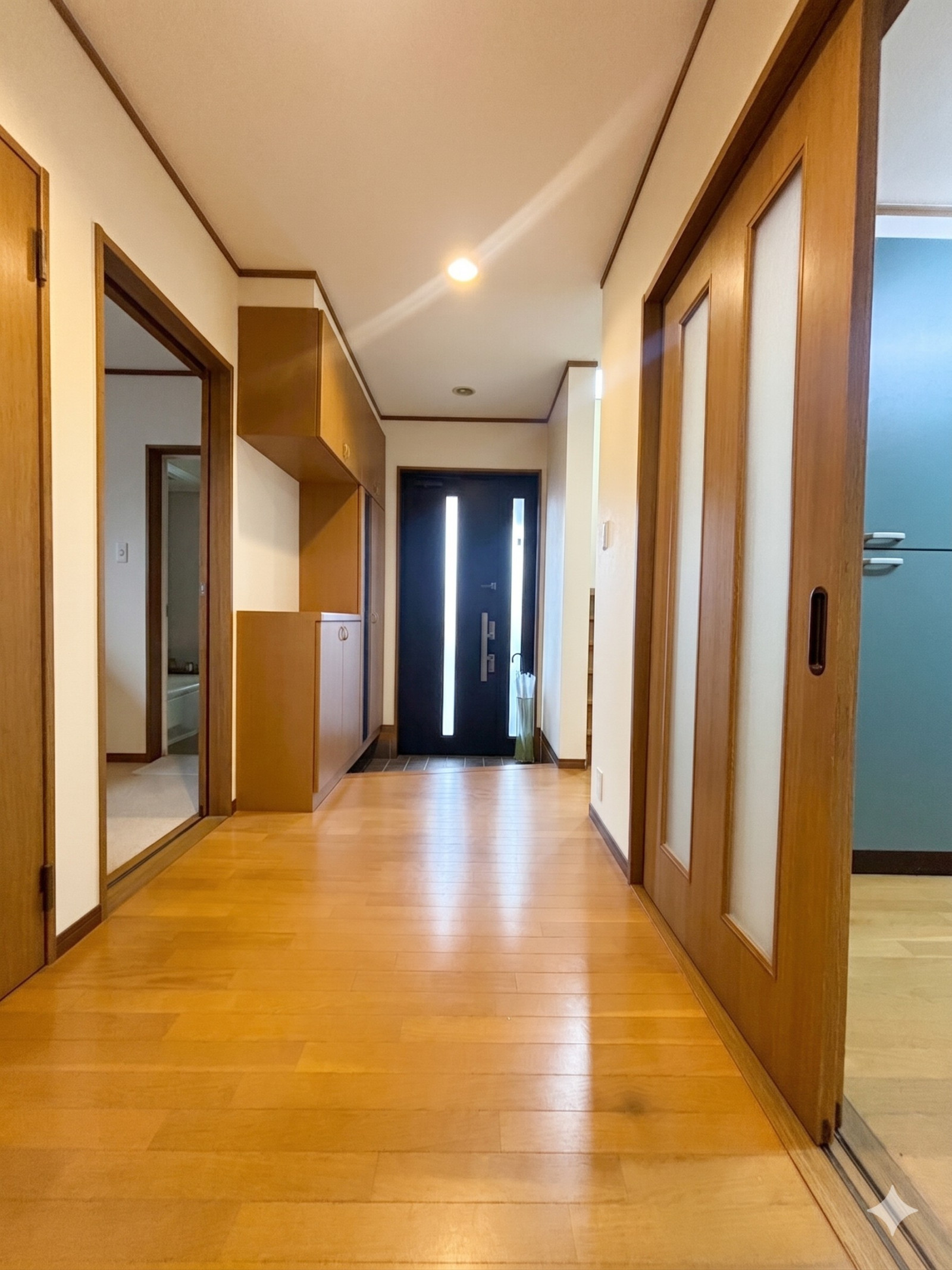 各居室へとつながる廊下は、奥行きを感じさせる開放的なデザイン。日々の移動も心地よく感じられます。