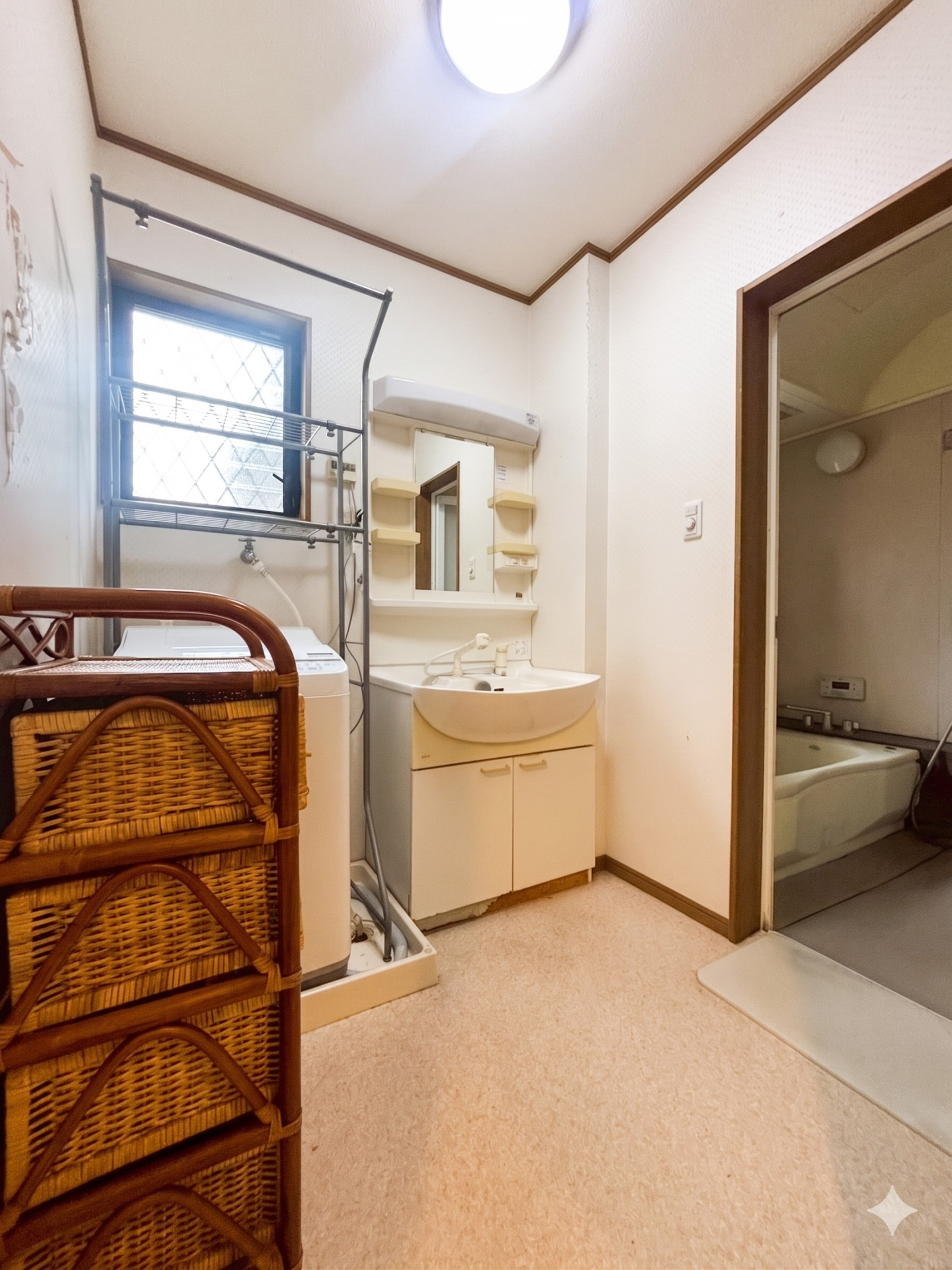 明るい内装でまとめられたサニタリールーム。窓からの光が届きやすく、朝の身支度も気持ちよくスタートできます。