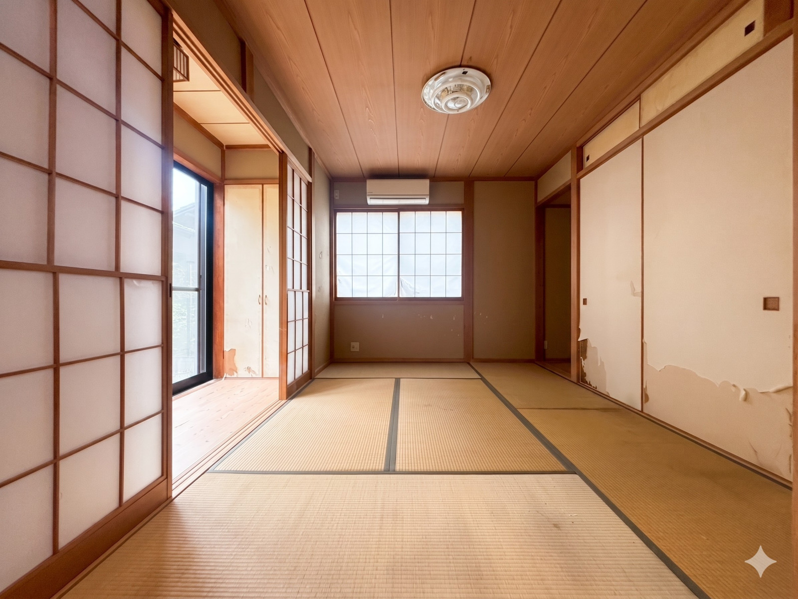 客間としても、家族の寝室としても重宝する和室。現状は襖などの修繕が必要ですが、その分、壁紙や襖紙を自由に選んで、自分好みの「癒しの間」を作り上げることができます。