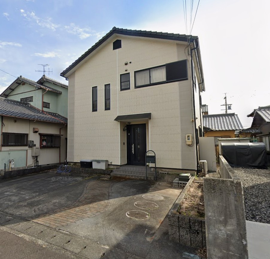 日当たりの良い南向きの邸宅。広々としたカースペースは、お車の出し入れもスムーズです。落ち着いた住宅街で新しい生活を始めませんか？