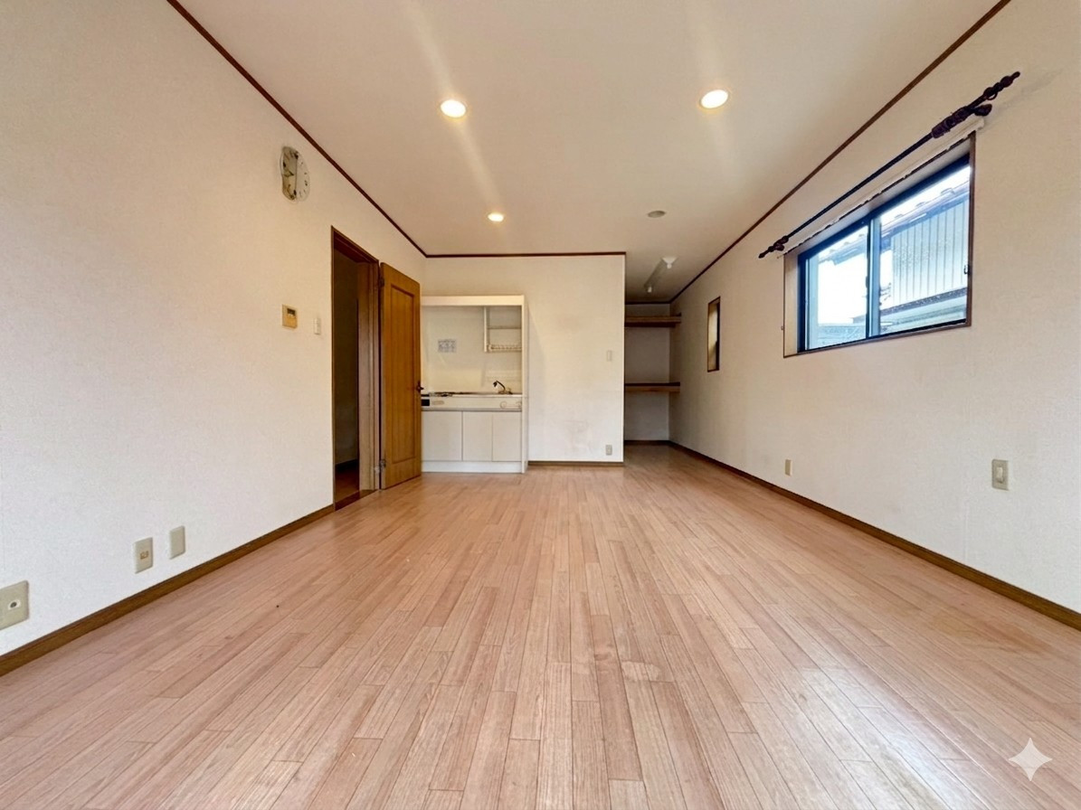 2階の洋室３。二面採光でお部屋全体を明るく包み込みます。奥行きのある設計で、インテリア次第で、カフェのような空間や、お子さまのプレイルームも自在に作れます。