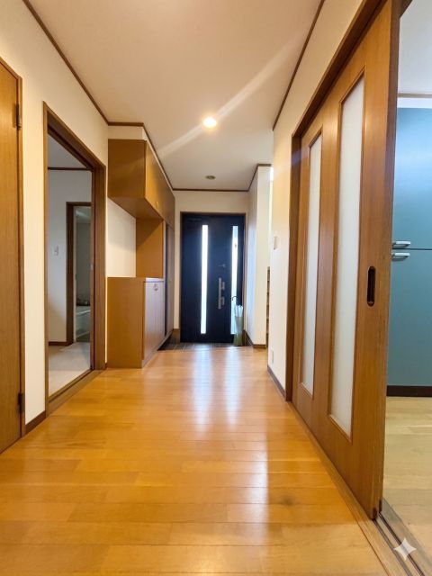 各居室へとつながる廊下は、奥行きを感じさせる開放的なデザイン。日々の移動も心地よく感じられます。