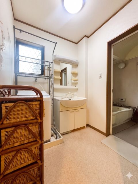 明るい内装でまとめられたサニタリールーム。窓からの光が届きやすく、朝の身支度も気持ちよくスタートできます。