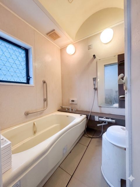 自然光が差し込む窓付きバスルーム。喚起もスムーズに行えるため、湿気対策もでき毎日清潔に保てます。