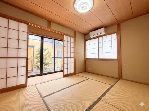 家族全員の靴がスッキリ収まる大型のシューズボックス。ミラー付きなので、お出かけ前の身だしなみチェックにも便利です。