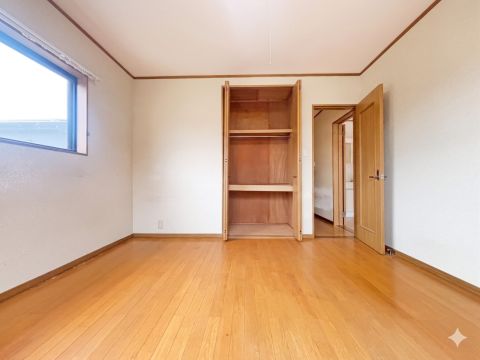 木の温もりを感じるフローリングと、出し入れしやすい大型収納。ライフステージに合わせて、どんなインテリアにもなじむ柔軟な空間です。