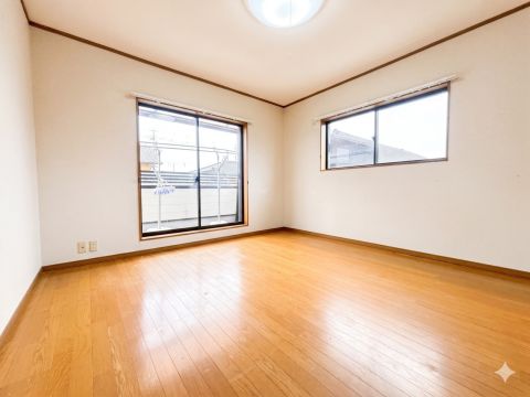 2階の洋室２。窓を2箇所に設けることで、良好な日当たりと風通しを実現。朝の目覚めもスッキリ迎えられる、開放感あふれるお部屋です。大きな掃き出し窓からバルコニーへ直接出入り可能。