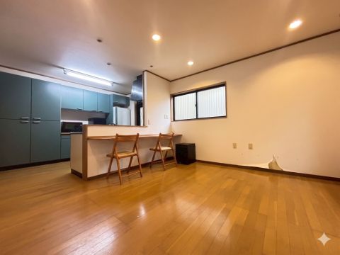 お料理中も家族との会話が弾む対面式キッチン。便利なカウンターは、お子さまの宿題スペースやクイックな朝食タイムにも最適です。