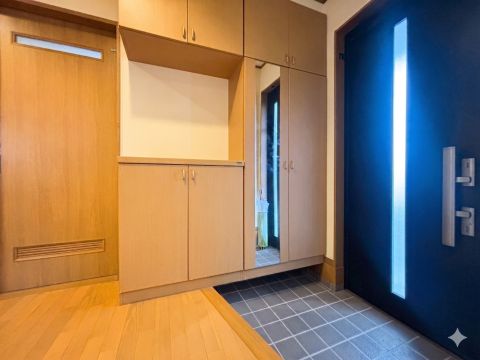 家族全員の靴がスッキリ収まる大型のシューズボックス。ミラー付きなので、お出かけ前の身だしなみチェックにも便利です。