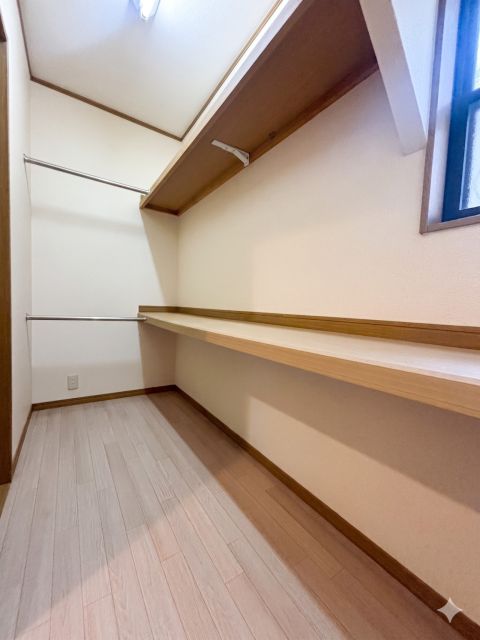 ハンガーパイプと枕棚、更にカウンターを備えた機能的なWIC。アイロンがけスペースなどの家事スペースや、趣味の作業台としても活用可能です。