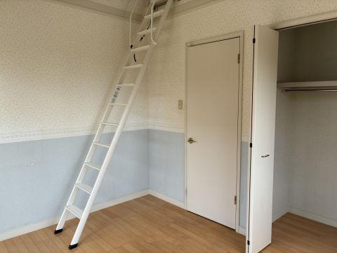 ロフト付きなので、収納や寝室、ワークスペースとしても